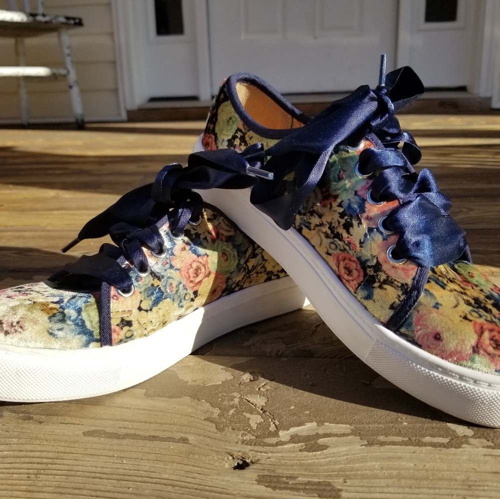 Chinese laundry sneakers
